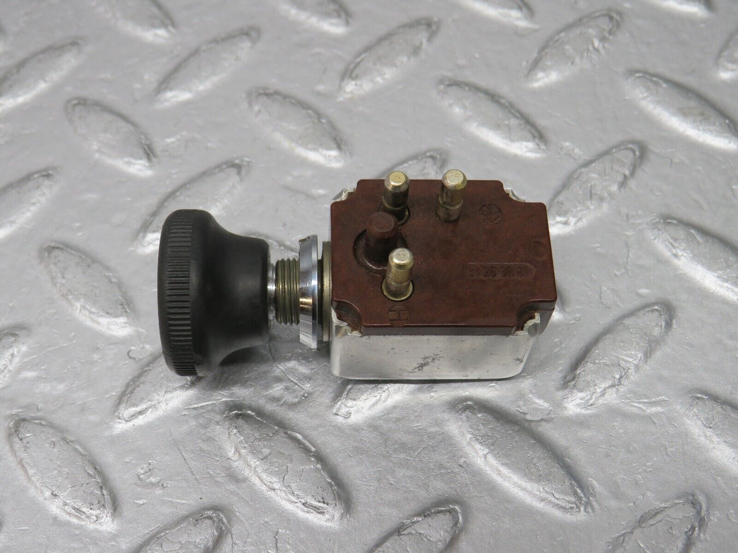 37530 Mercedes-Benz W109 300SEL 3 Pin Pull Switch 31263001