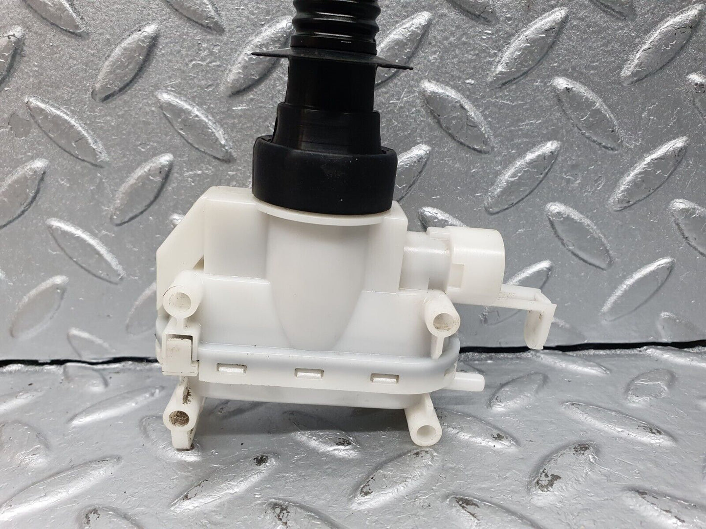 41009 Mercedes-Benz W126 300SE Front Right Door Lock Vacuum Actuator