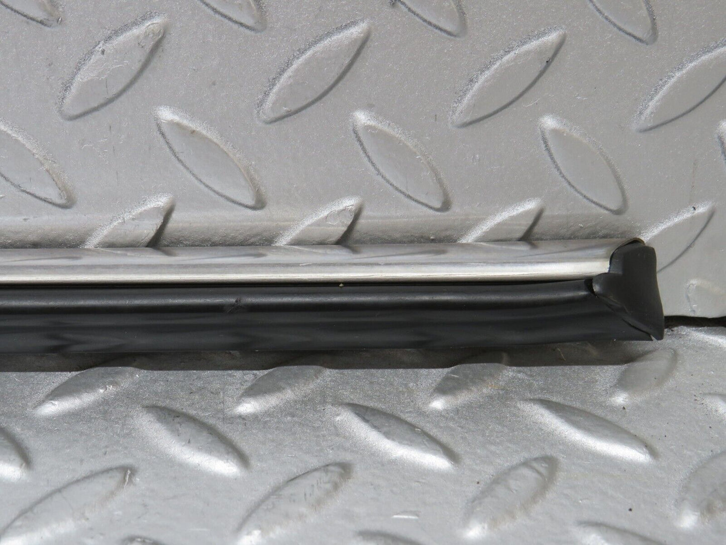 37309 Mercedes-Benz W109 300SEL Front Right Door Centre Moulding Trim
