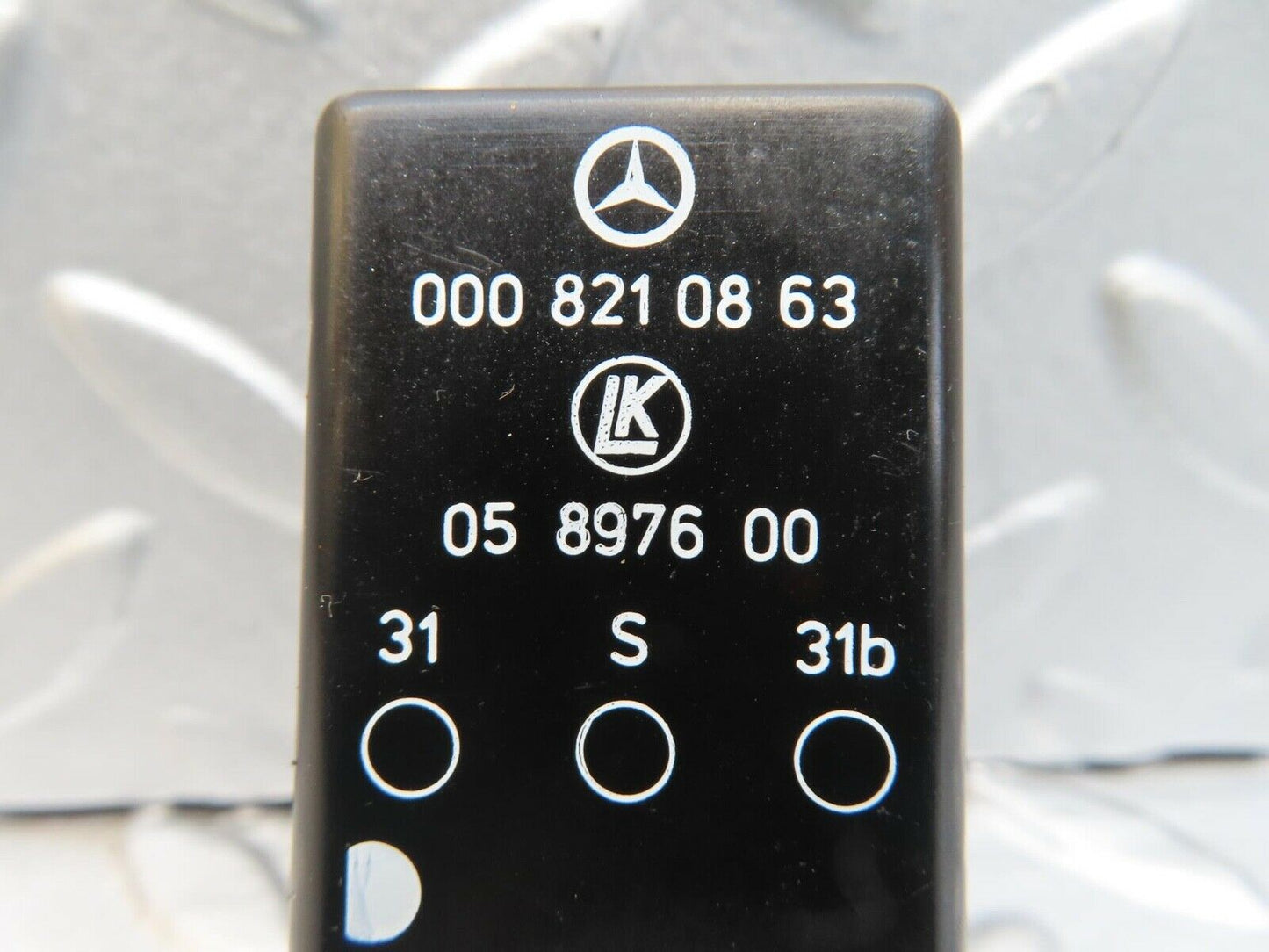 16103 Mercedes-Benz W123 280E Intermittent Wiper Relay 0008210863