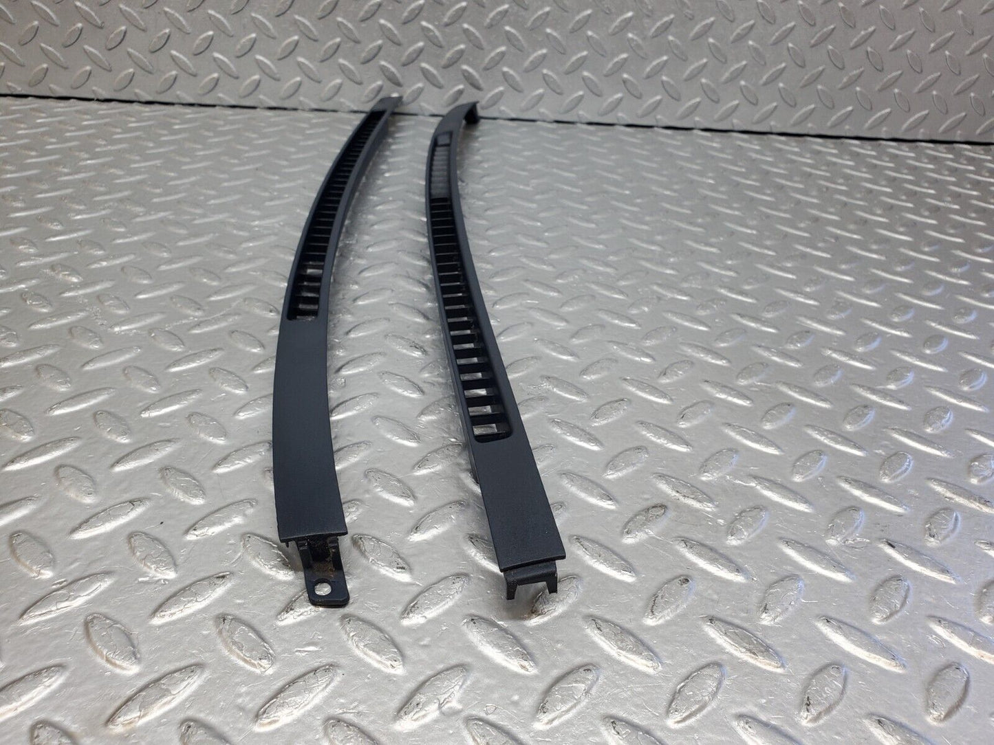 45048 Mercedes-Benz R129 300SL Coupe Windscreen Defroster Air Vent 1296890380 1296890480