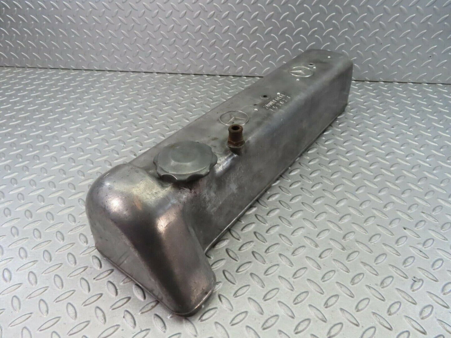 8674 Mercedes-Benz W111 Cylinder Head Valve Cover 1800161305