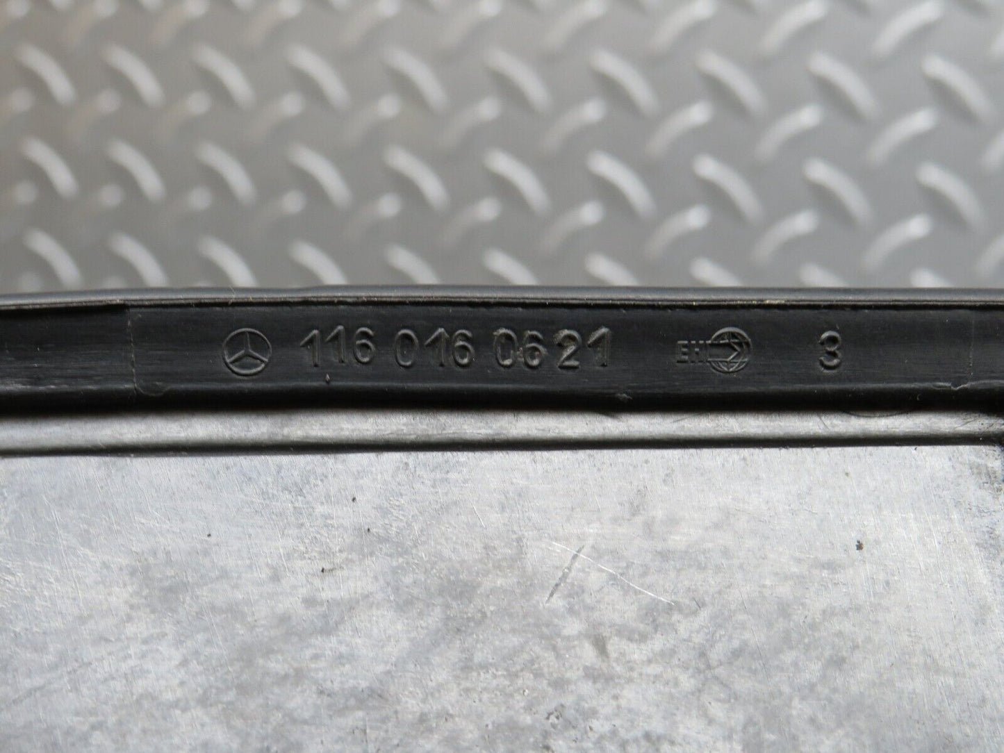 39895 Mercedes-Benz R107 350SL Coupe Cylinder Head Valve Cover Right 1160163305 1160160621