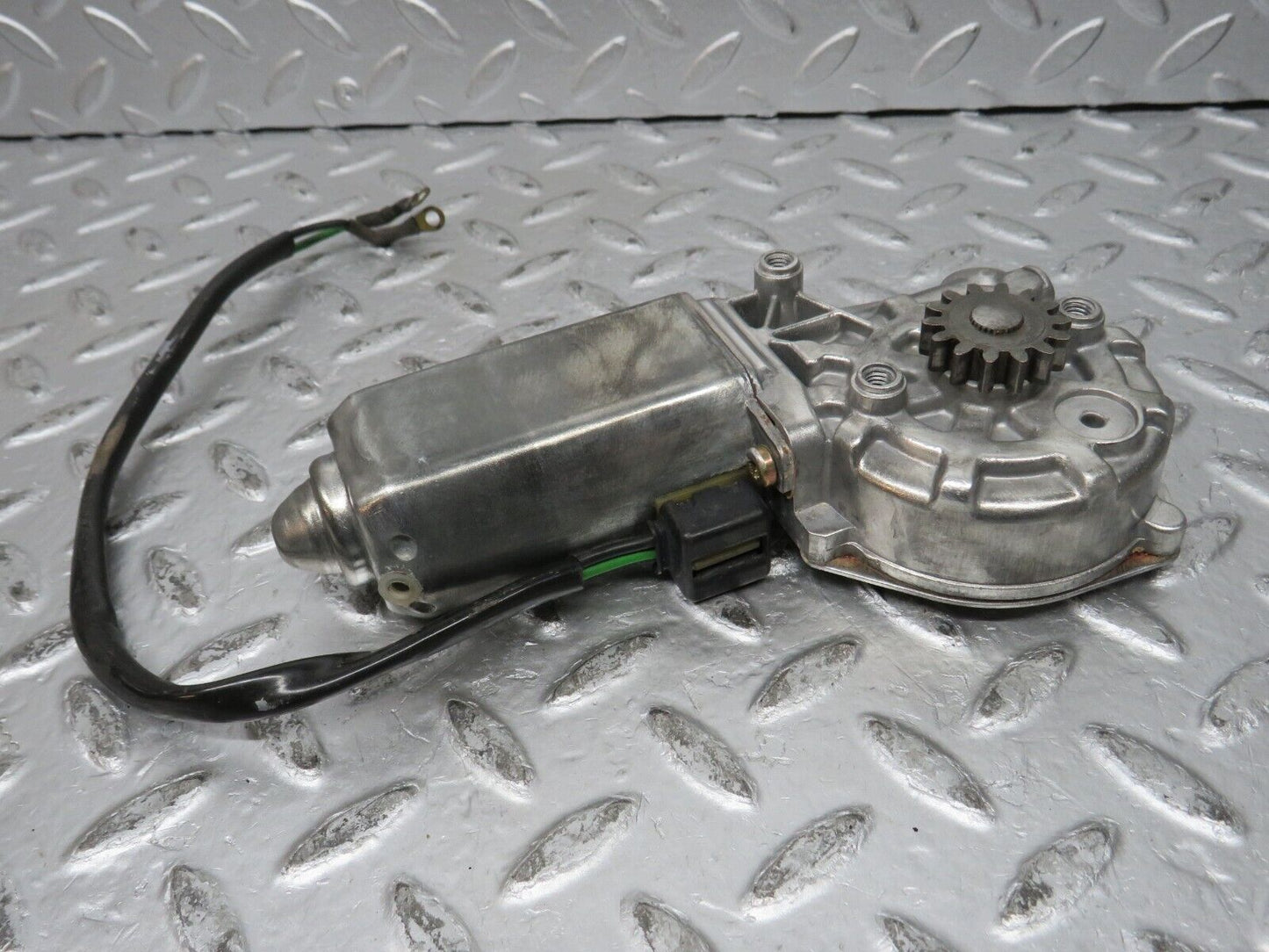 32027 Mercedes-Benz W123 230E Front Left Window Regulator Motor 0130821018