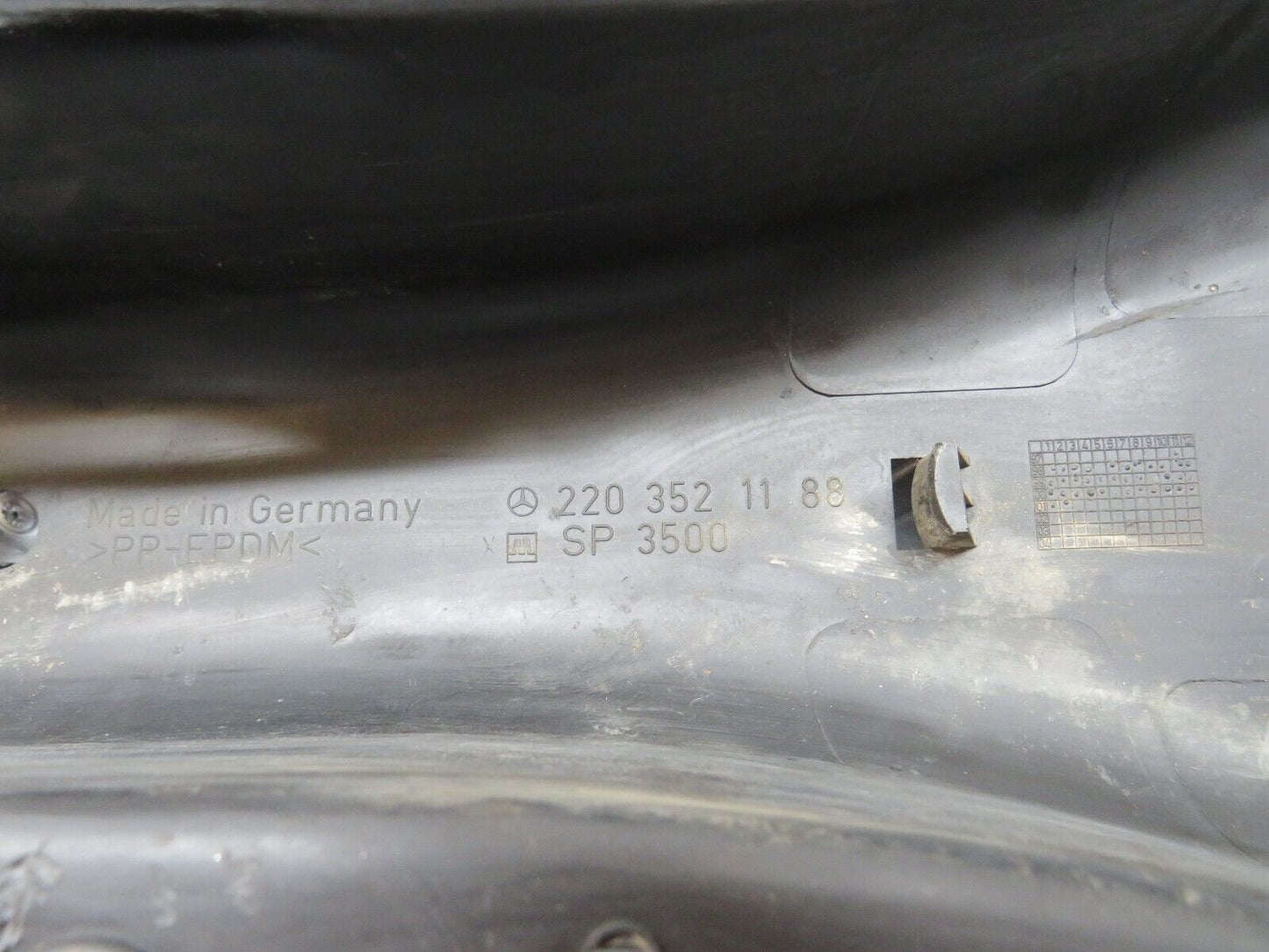30209 Mercedes-Benz W220 S430 Rear Right Control Arm Cover 2203521188