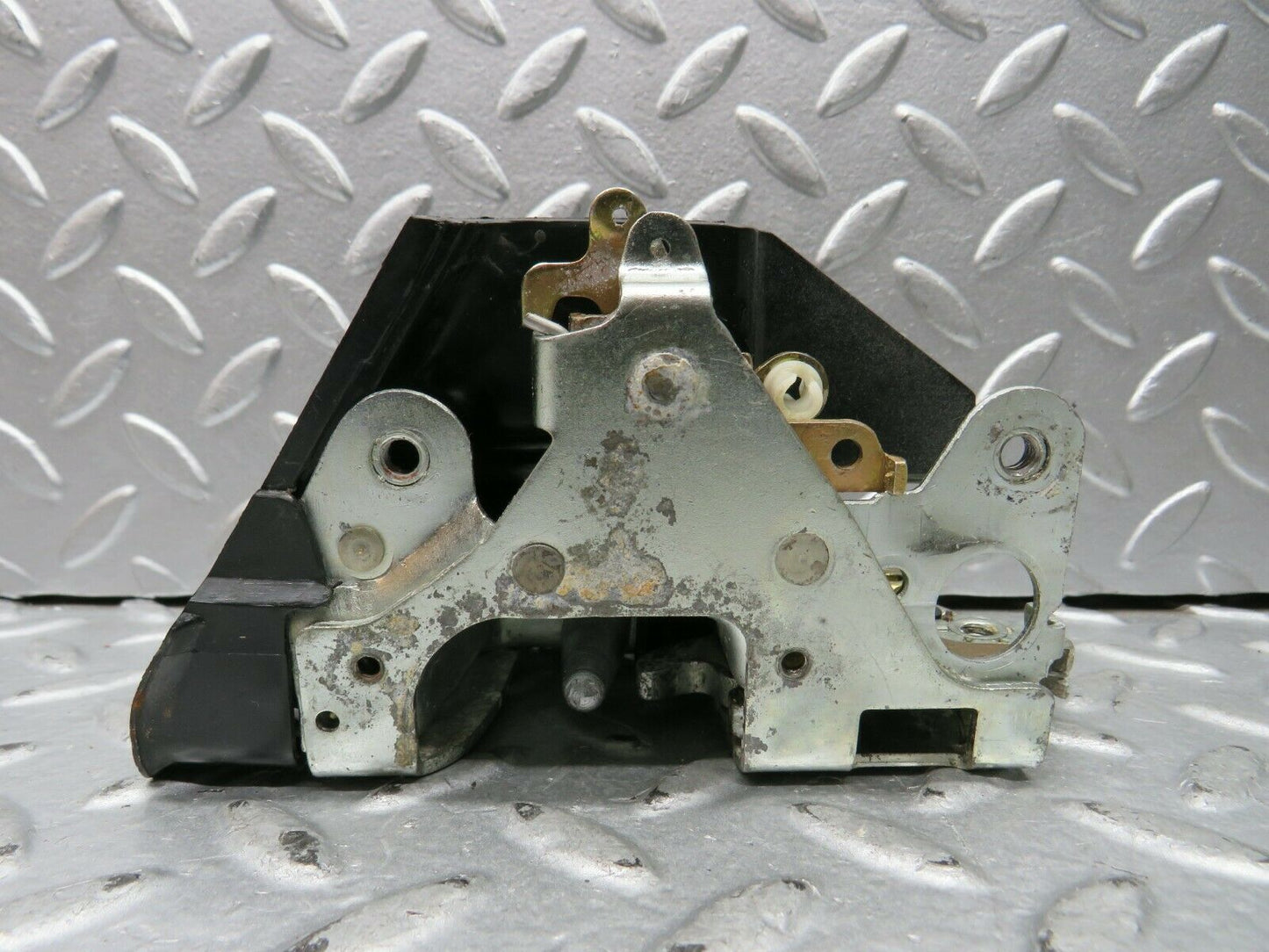 21984 Mercedes-Benz S123 280TE Rear Left Door Lock Mechanism 1237230108