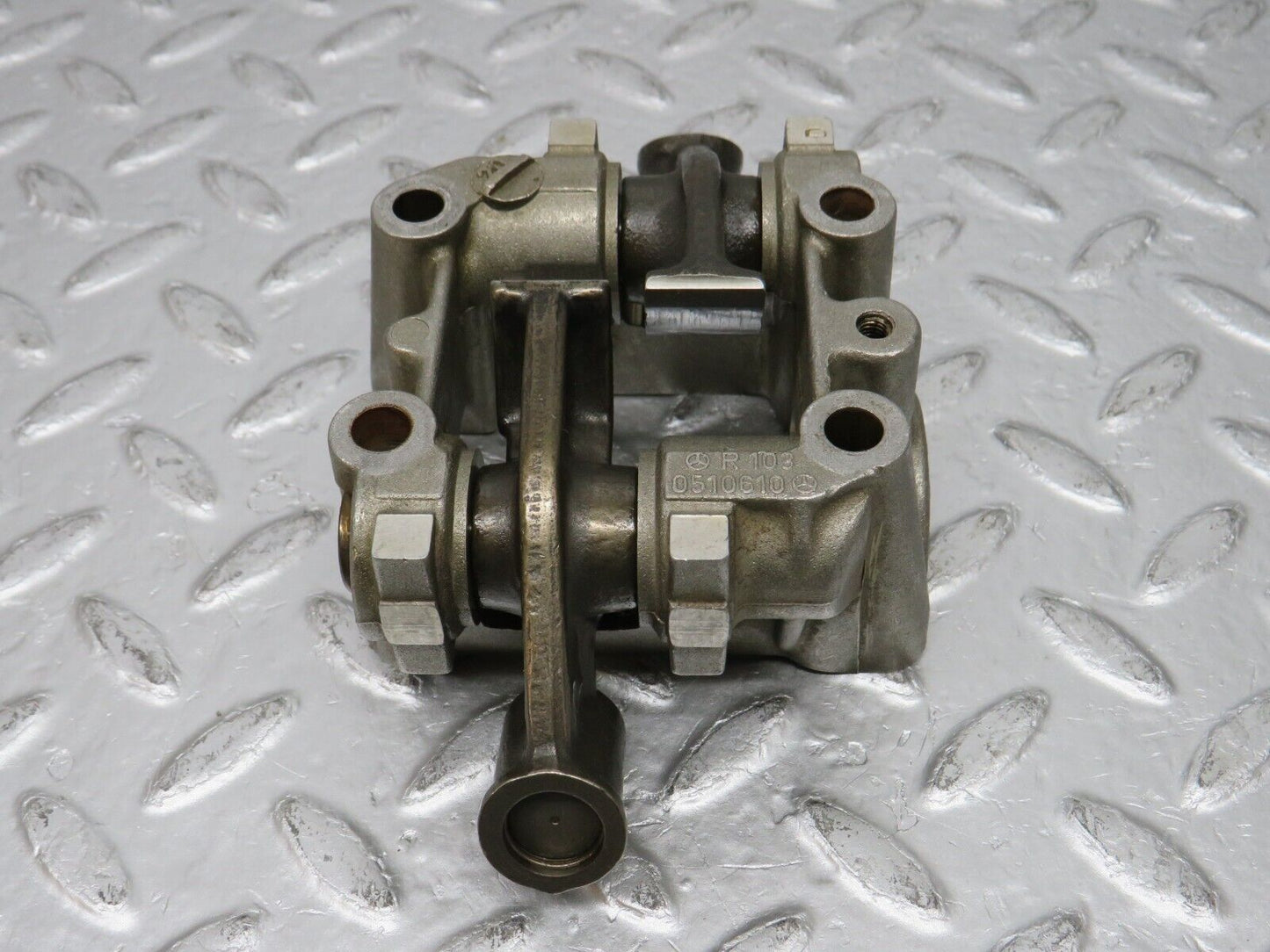 32622 Mercedes-Benz S124 300TE Rocker Arms Camshaft Bearing Block 1030510610