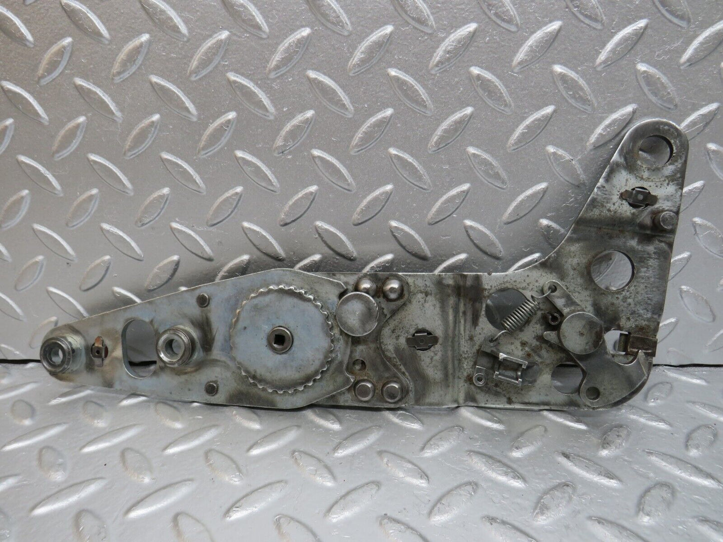 33208 Mercedes-Benz R107 Front Right Seat Hinge Pair 0009107585 0009108086