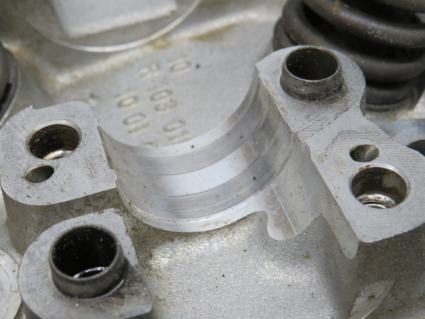 32692 Mercedes-Benz S124 300TE Wagon Cylinder Head 1030161001