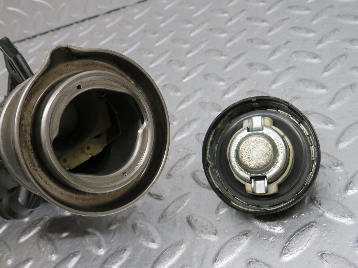 33286 Mercedes-Benz W202 C180 Fuel Tank Filling Pipe & Cap 2024700320