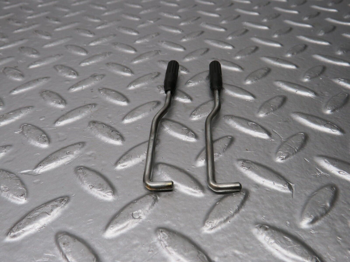 31628 Mercedes-Benz W201 190LE 1.8L Front Door Lock Knob Pair