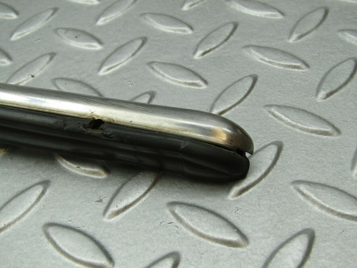 3339 Mercedes-Benz W115 220D Centre Fender Chrome Trim Front Right
