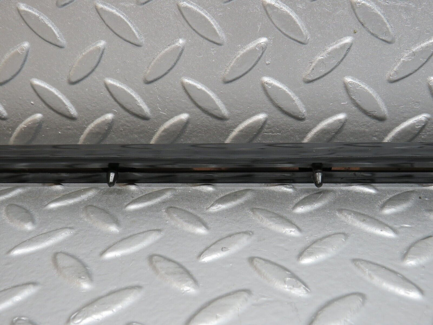 40638 Mercedes-Benz W123 300D Front Right Fender Wing Centre Moulding Trim
