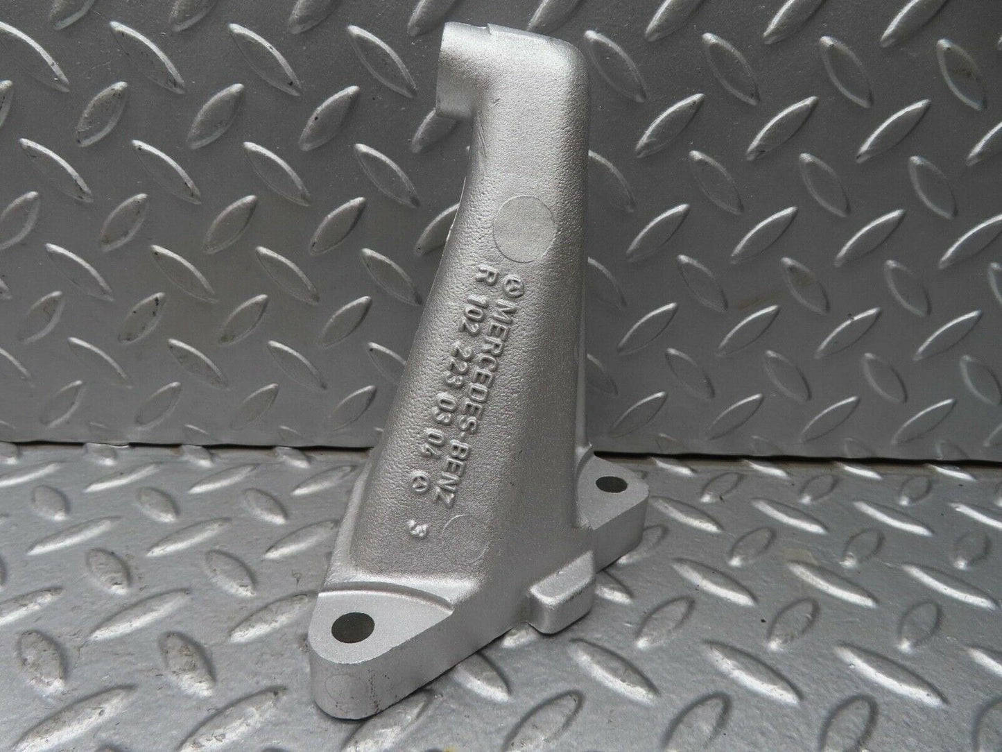13614 Mercedes-Benz W123 200 Engine Mount Bracket Right Side 1022230304