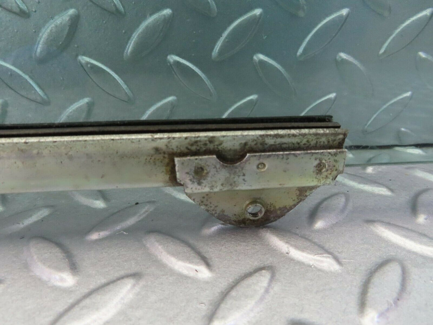 7863 Mercedes-Benz W115 220D Front Right Door Window Glass