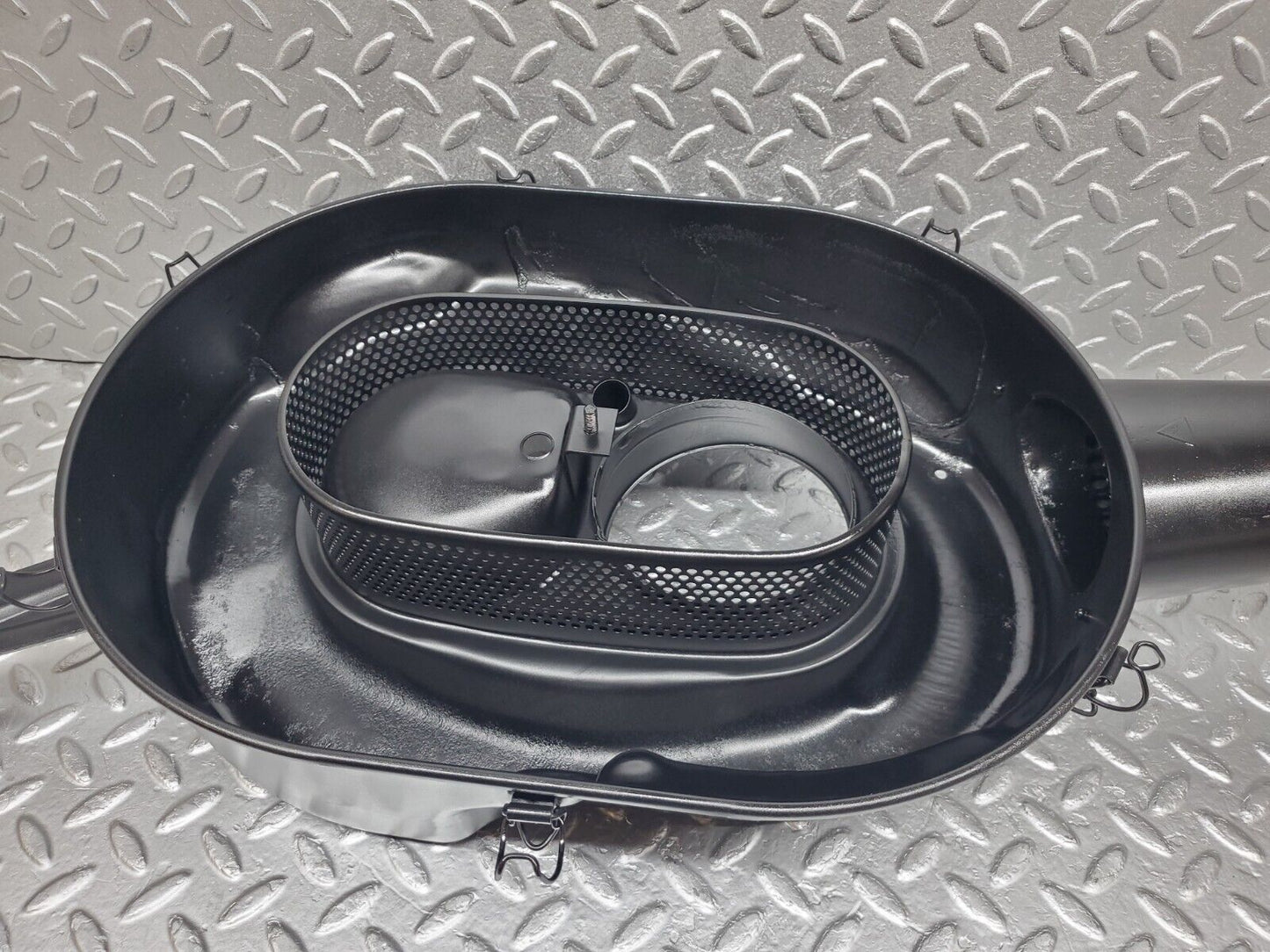 44470 Mercedes-Benz W123 280E Air Filter Box Housing 0110949702