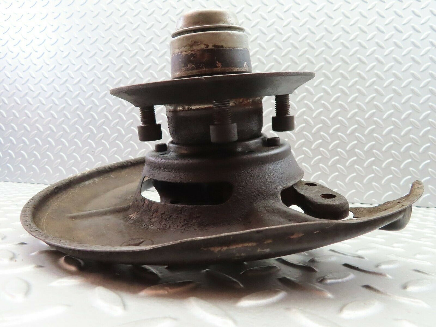 6028 Mercedes-Benz W123 200 Front Left Wheel Hub