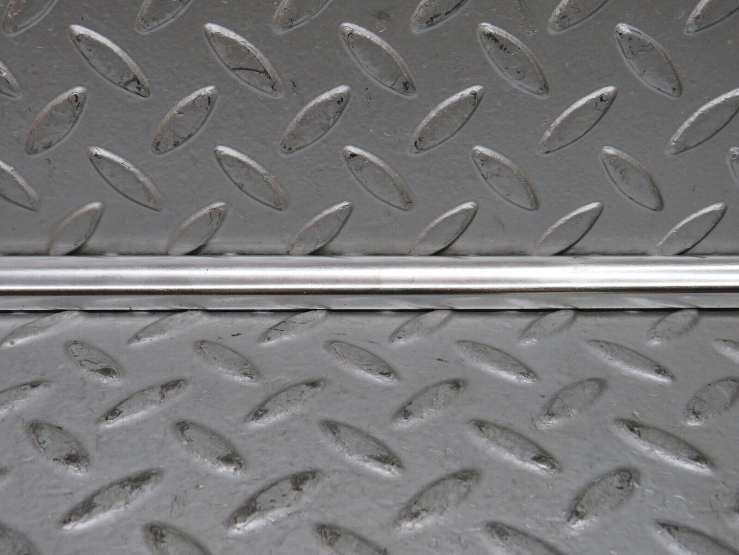 28884 Mercedes-Benz W123 230E Front Right Door Chrome Moulding Trim