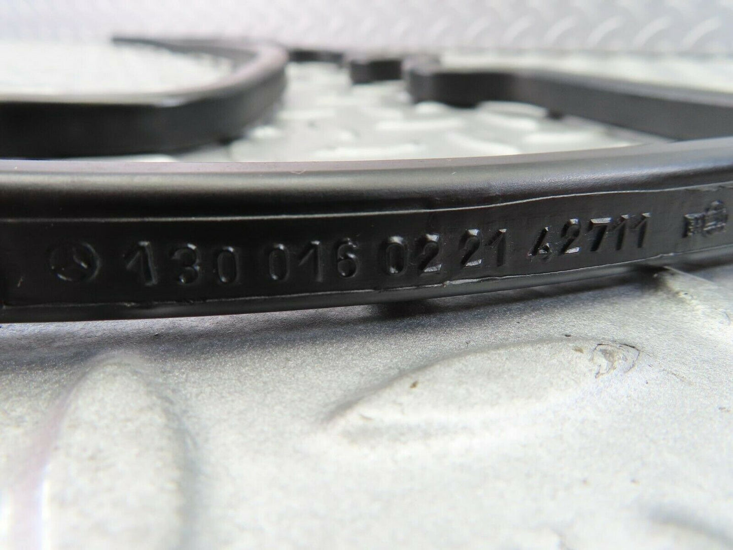 8105 Mercedes-Benz W108 Valve Cover Gasket Seal 1300160221