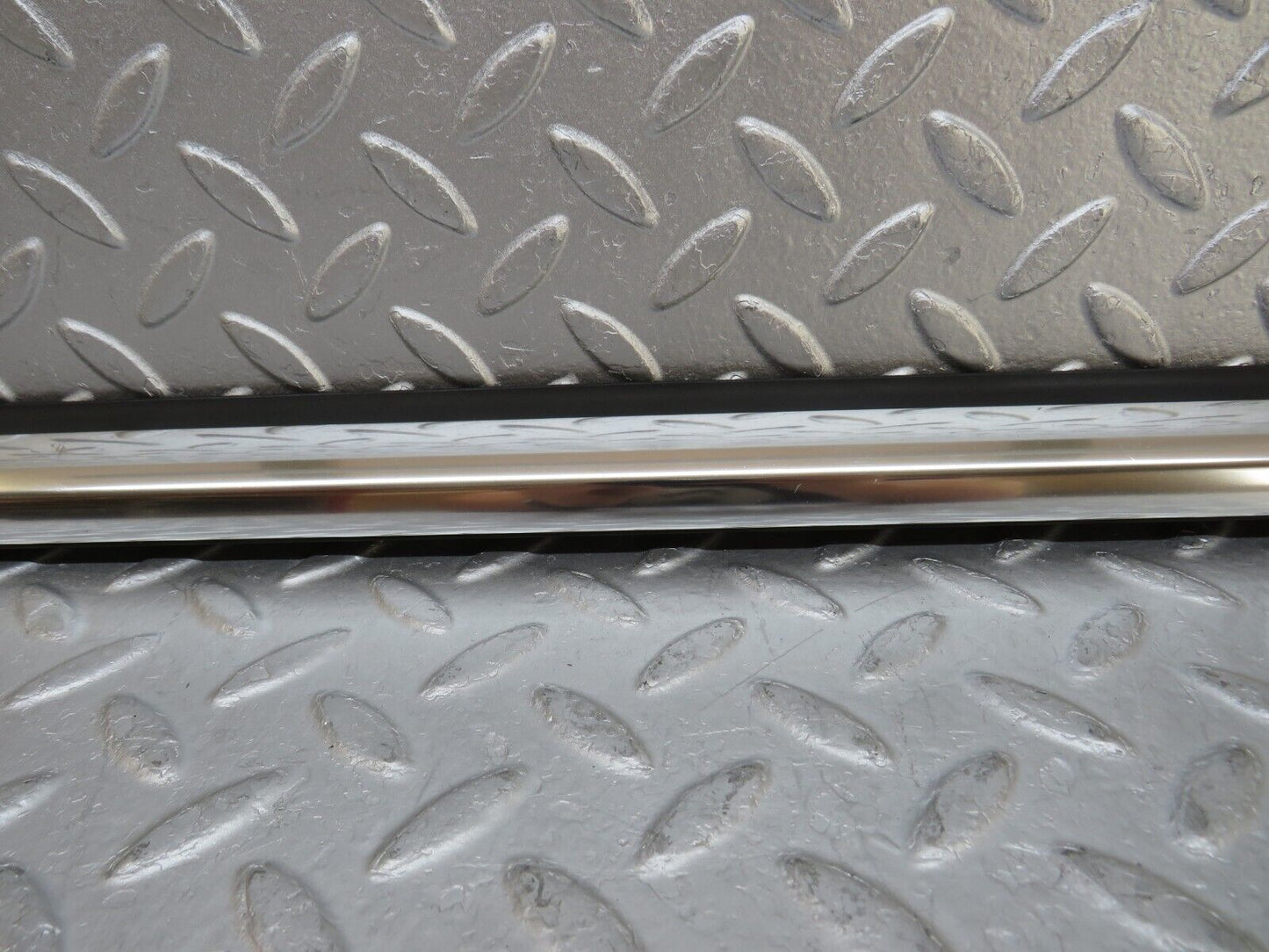 35263 Mercedes-Benz W221 Front Right Door Window Chrome Trim