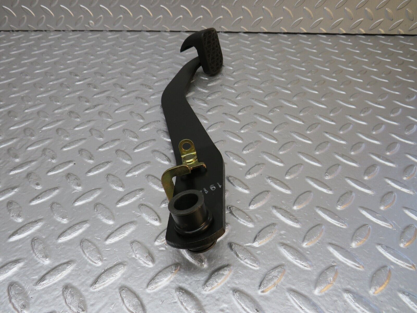 30635 Mercedes-Benz W201 190E 2.0L Brake Pedal With Rubber 2012920082