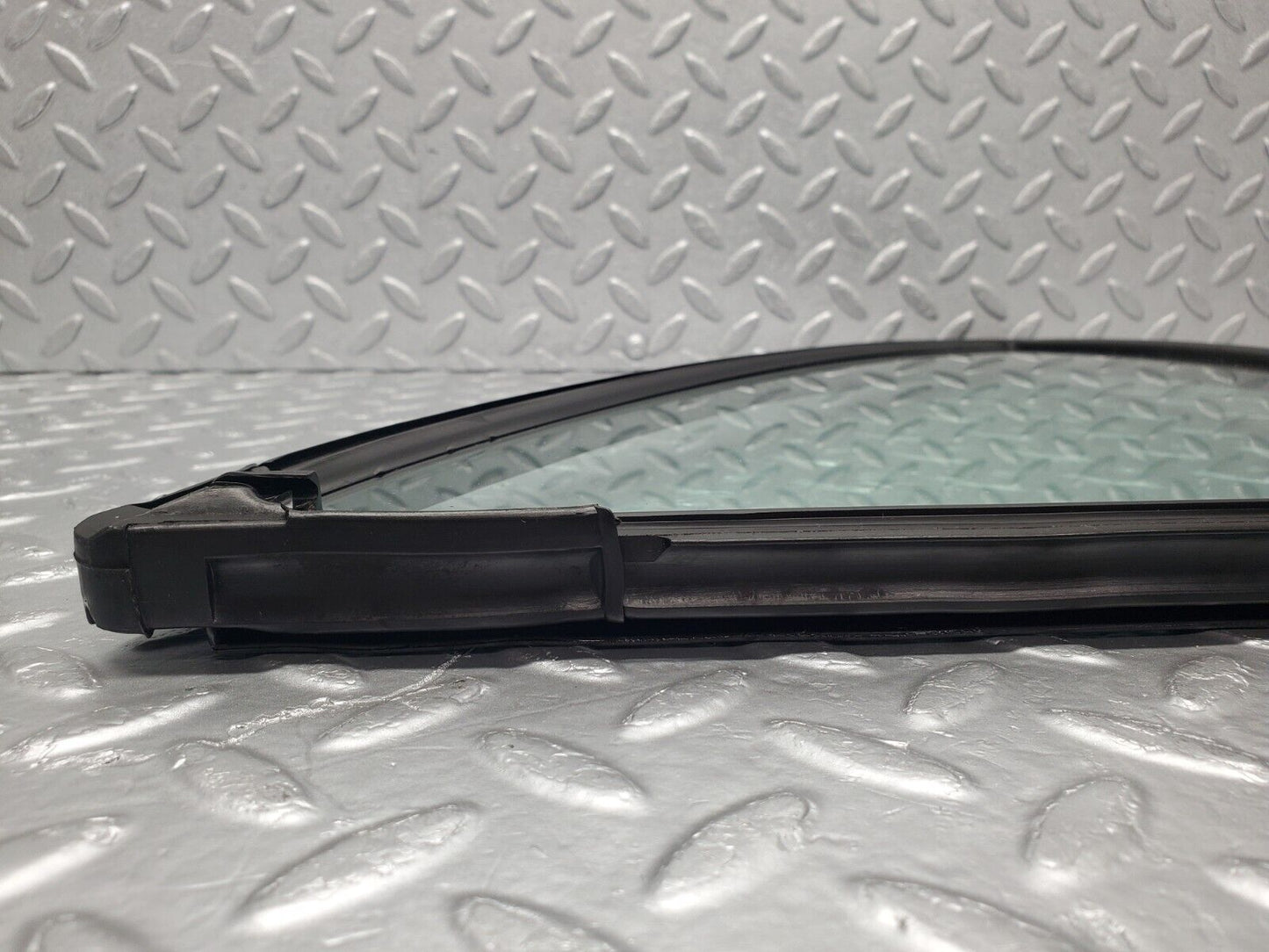 46249 Mercedes-Benz W124 280E Rear Right Quarter Window Glass 1247350624