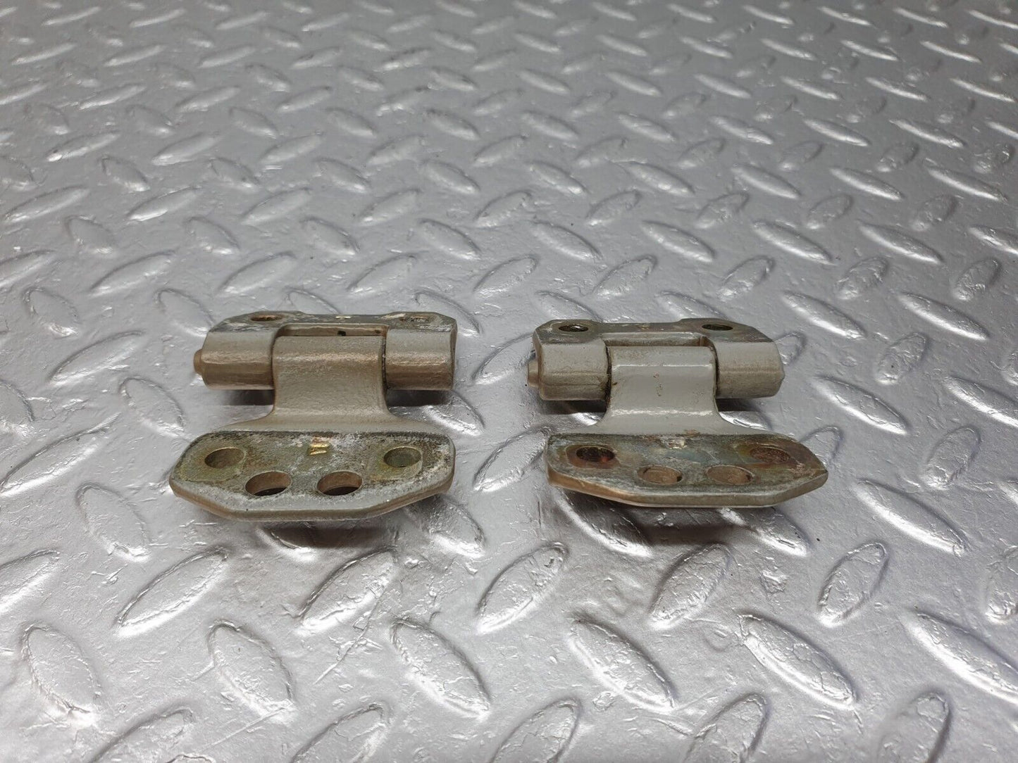 41531 Mercedes-Benz W124 200E Door Hinge Left Side