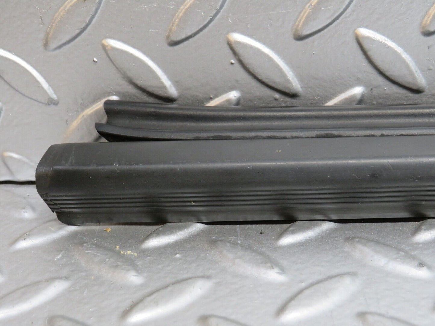 32591 Mercedes-Benz S124 300TE Wagon Door Lower Sealing Rubber Trim Left