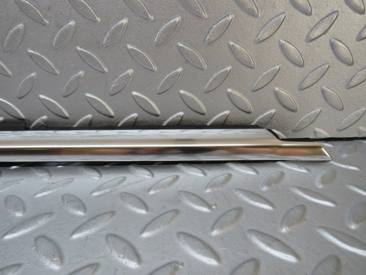 35263 Mercedes-Benz W221 Front Right Door Window Chrome Trim