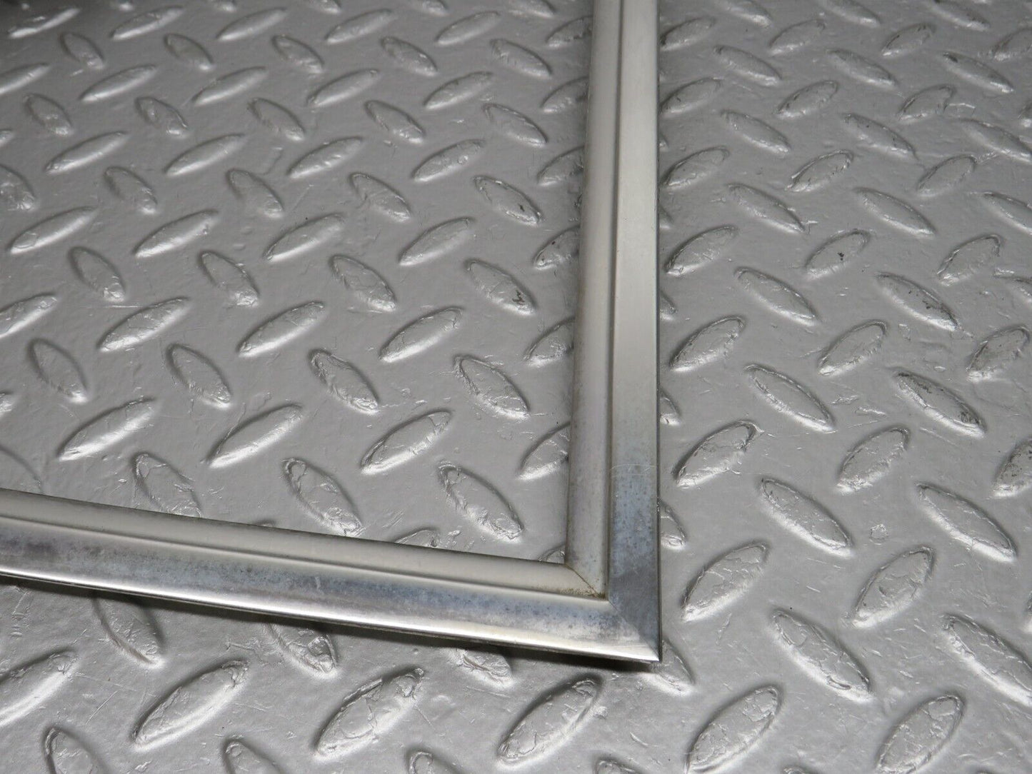 40197 Mercedes-Benz R107 Hardtop Side Window Chrome Moulding Trim Right