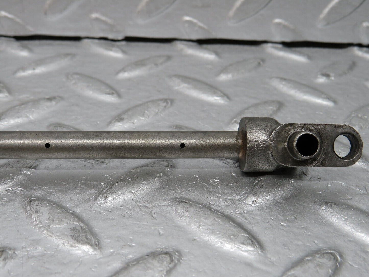 0267 Mercedes-Benz W123 220D Camshaft Oil Tube