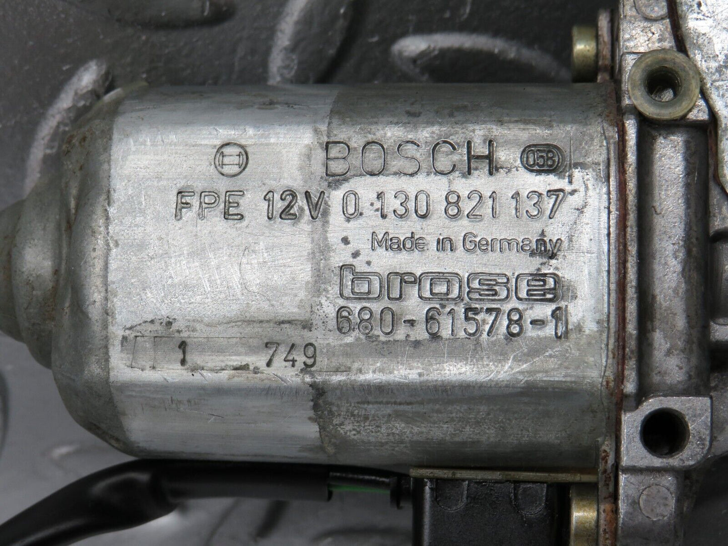 33953 Mercedes-Benz W124 230E Front Left Window Regulator Motor 0130821137
