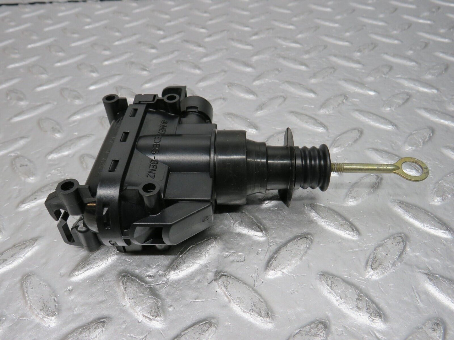 32447 Mercedes-Benz S124 300TE Wagon Door Lock Vacuum Actuator Front Left