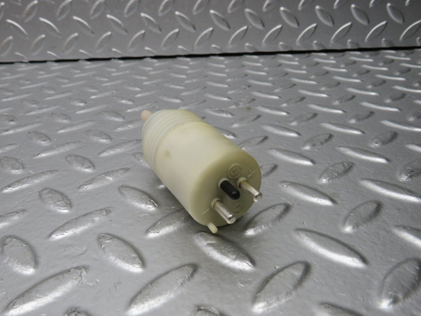 31619 Mercedes-Benz W201 190E Windscreen Washer Pump Hella 1248690421