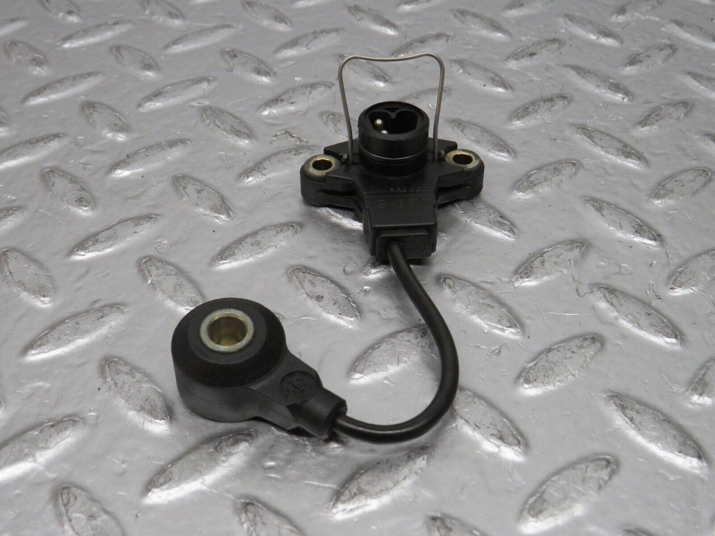 31491 Mercedes-Benz S124 220TE Wagon Knock Sensor 2025403881 0031537928