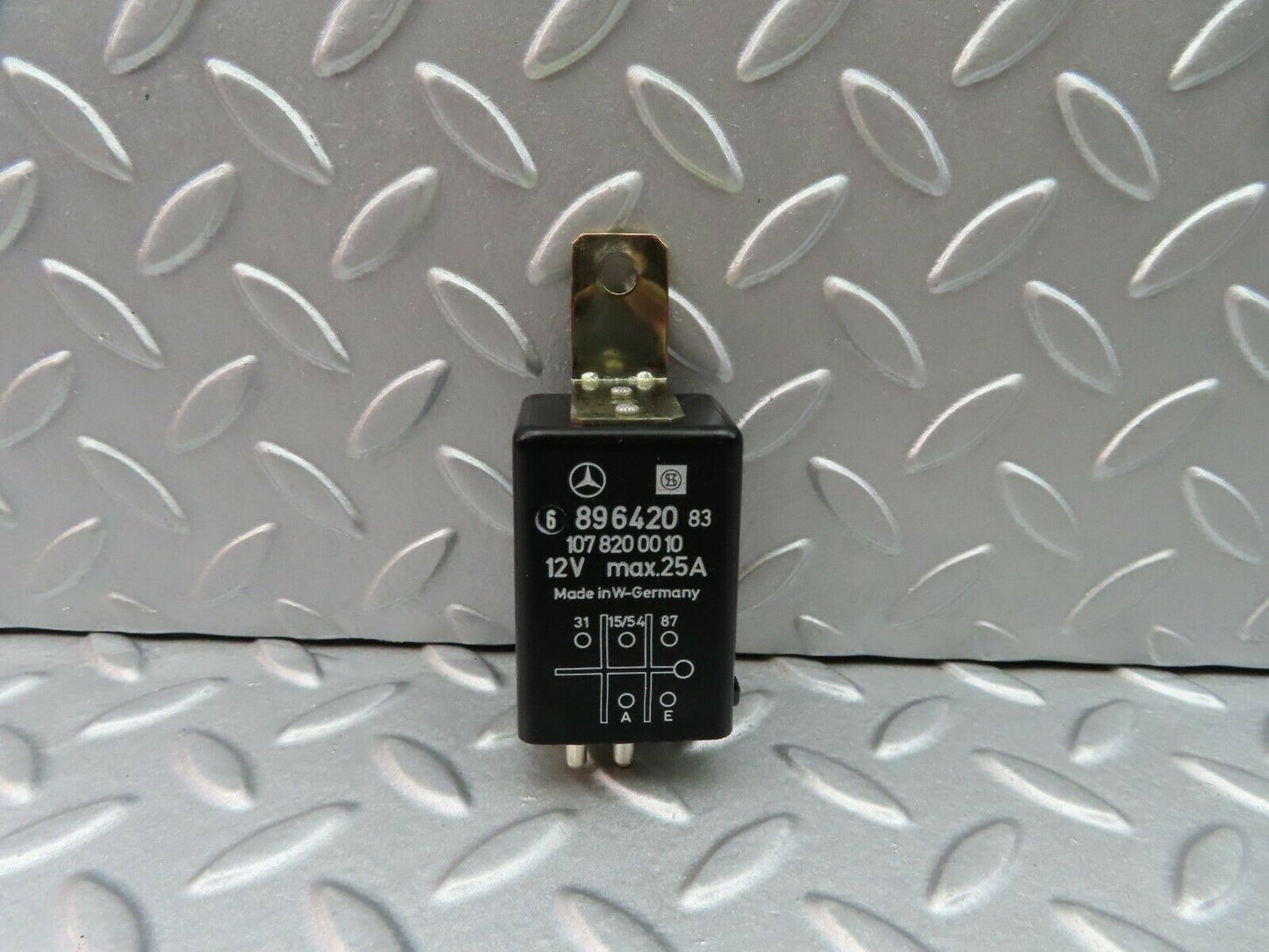 5792 Mercedes-Benz W123 200 Rear Heated Window Relay 1078200010
