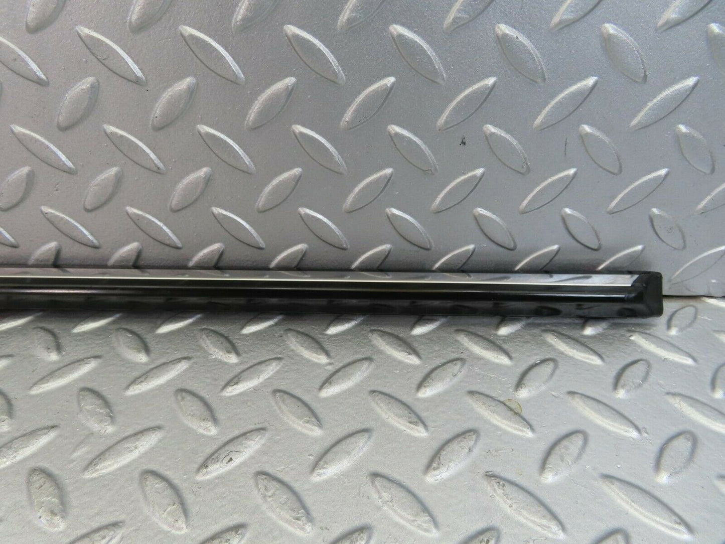 10240 Mercedes-Benz W123 Rear Right Door Centre Moulding Trim