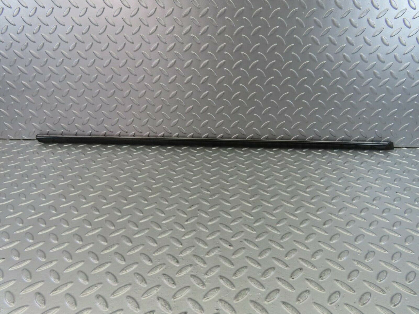 10240 Mercedes-Benz W123 Rear Right Door Centre Moulding Trim