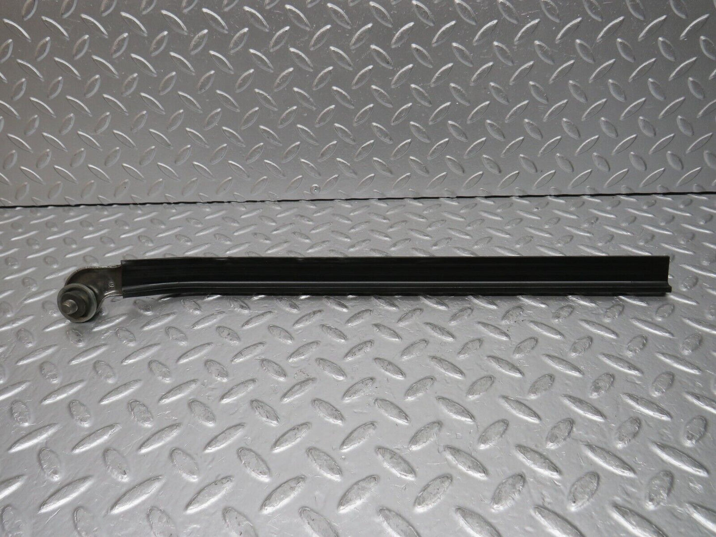 0095 Mercedes-Benz W116 350SE Seat Belt Runner Left