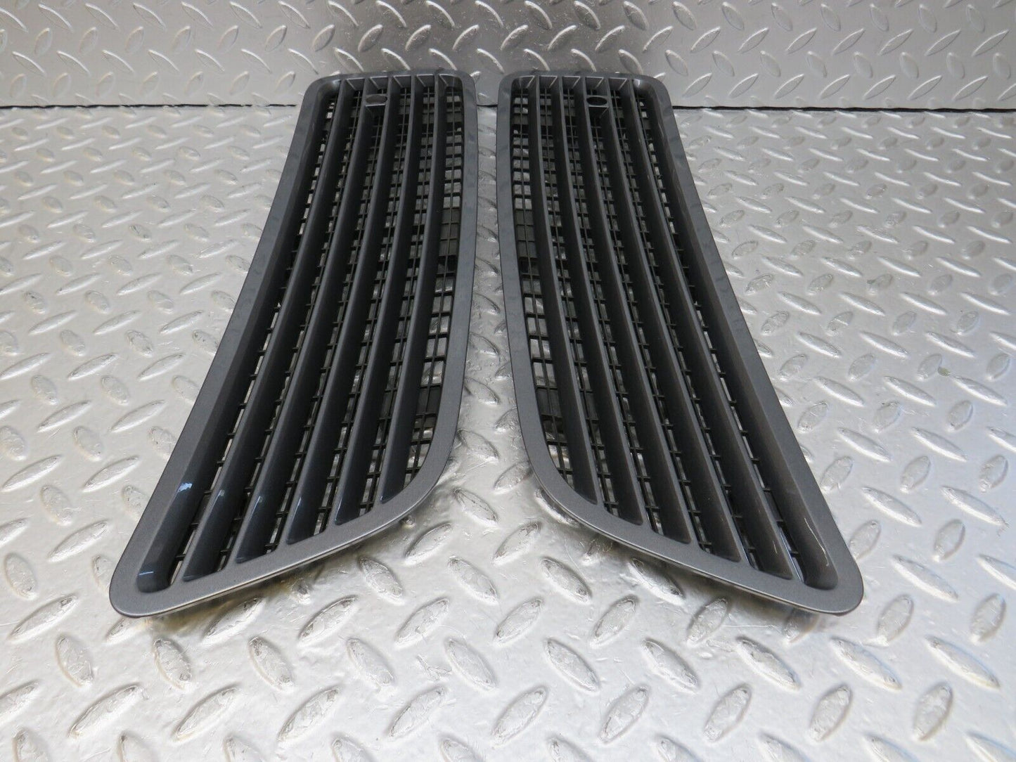35196 Mercedes-Benz W221 Bonnet Upper Grill Pair 2218800305 2218800205