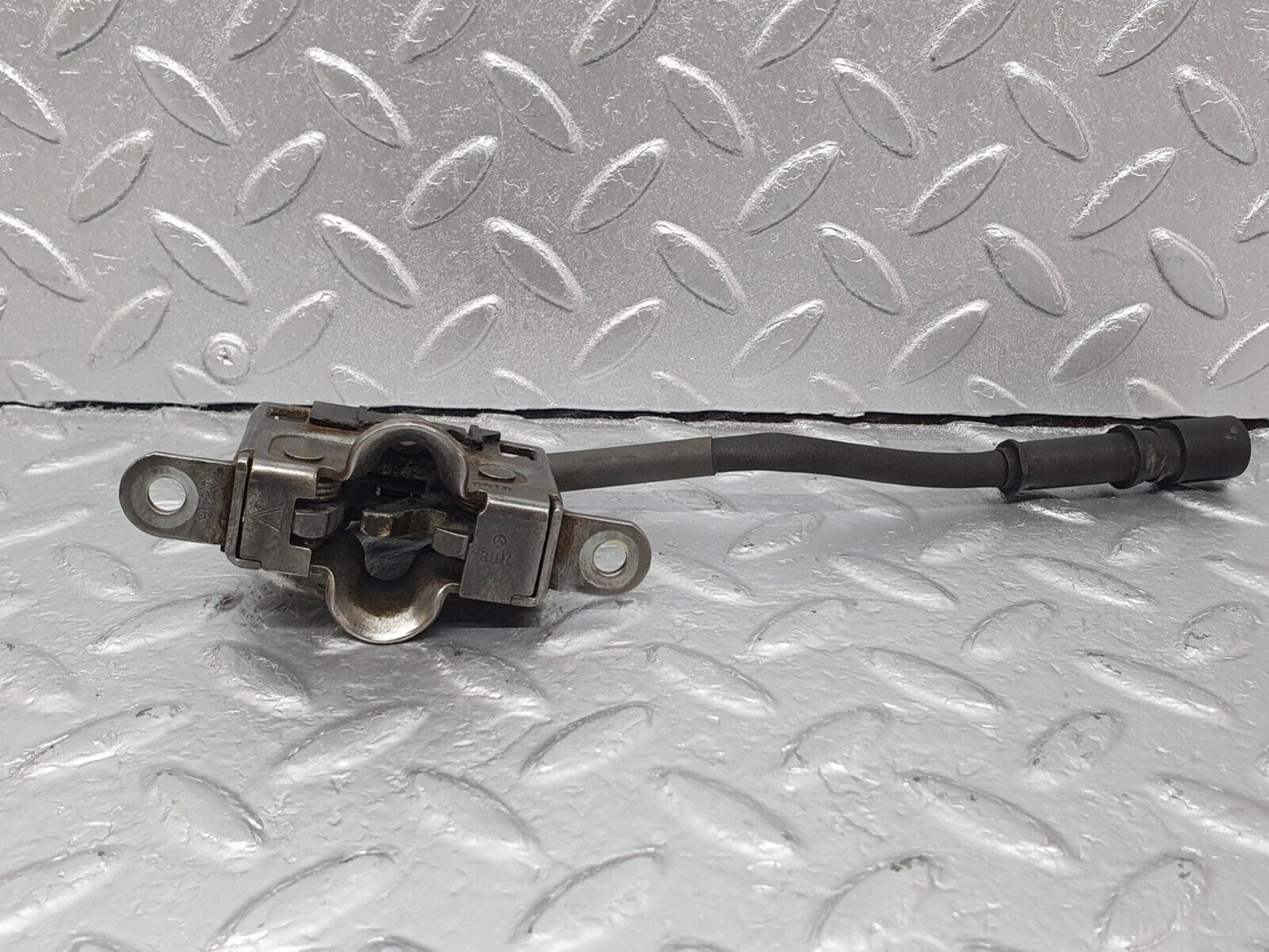 42018 Mercedes-Benz W202 C200 Bonnet Lock Latch 2028206210 2105402781