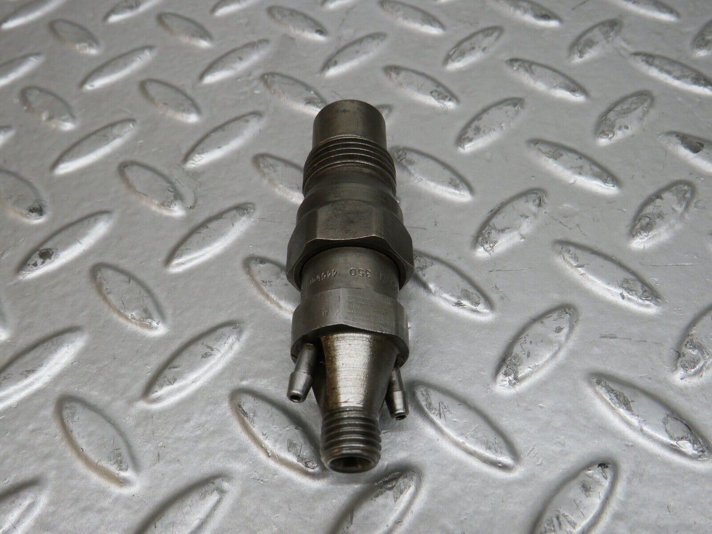 28504 Mercedes-Benz S123 240D Wagon Fuel Injector Bosch KCA30S35/4