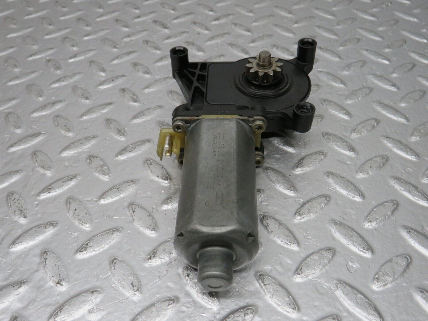 33413 Mercedes-Benz W202 C180 Window Regulator Motor Front Left 0130821638