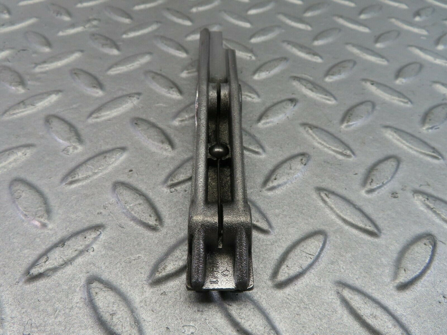 8052 Mercedes-Benz W115 220D Timing Chain Guide Rail
