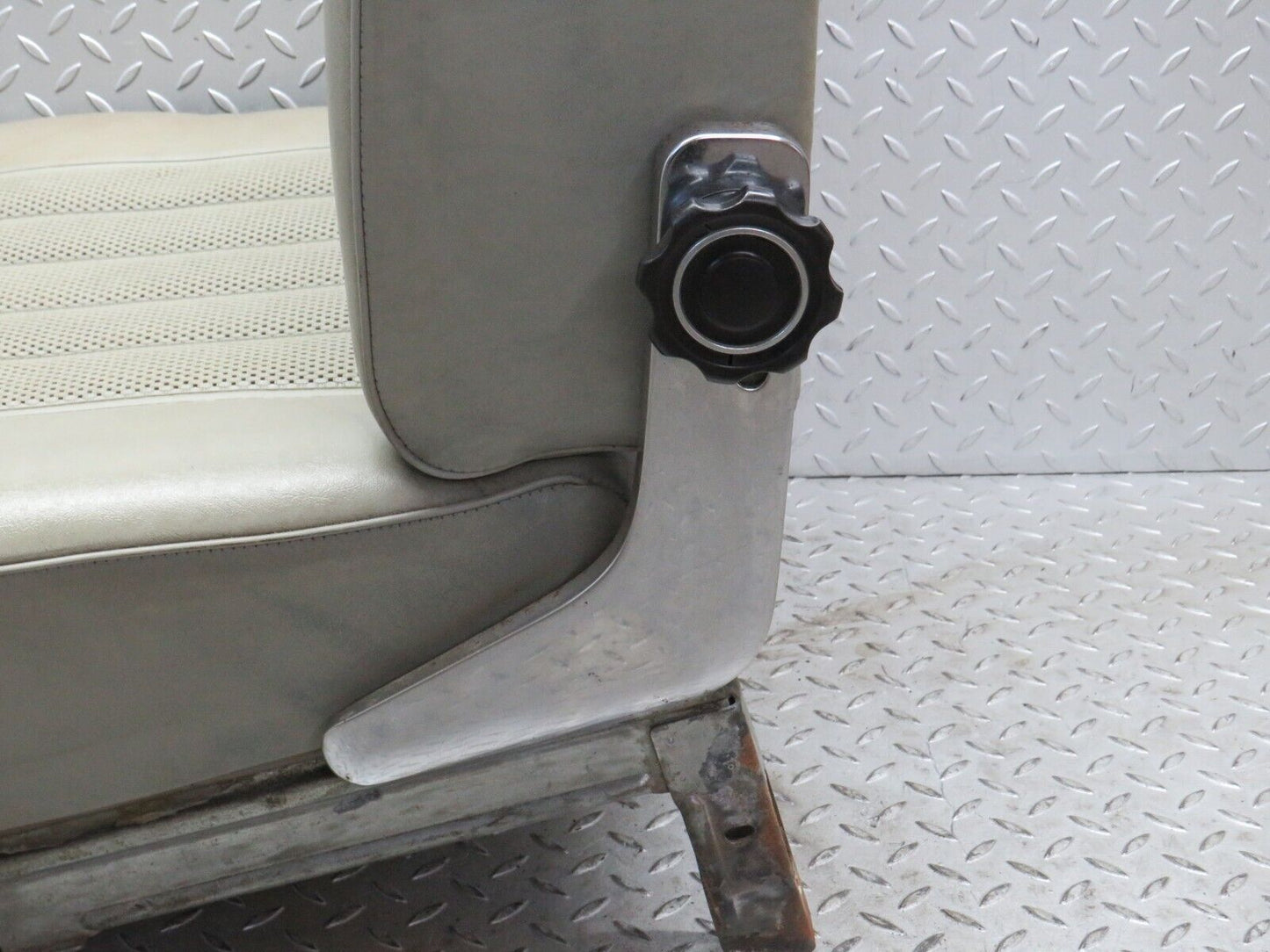 40510 Mercedes-Benz W110 230 Front Right Seat Leather Beige