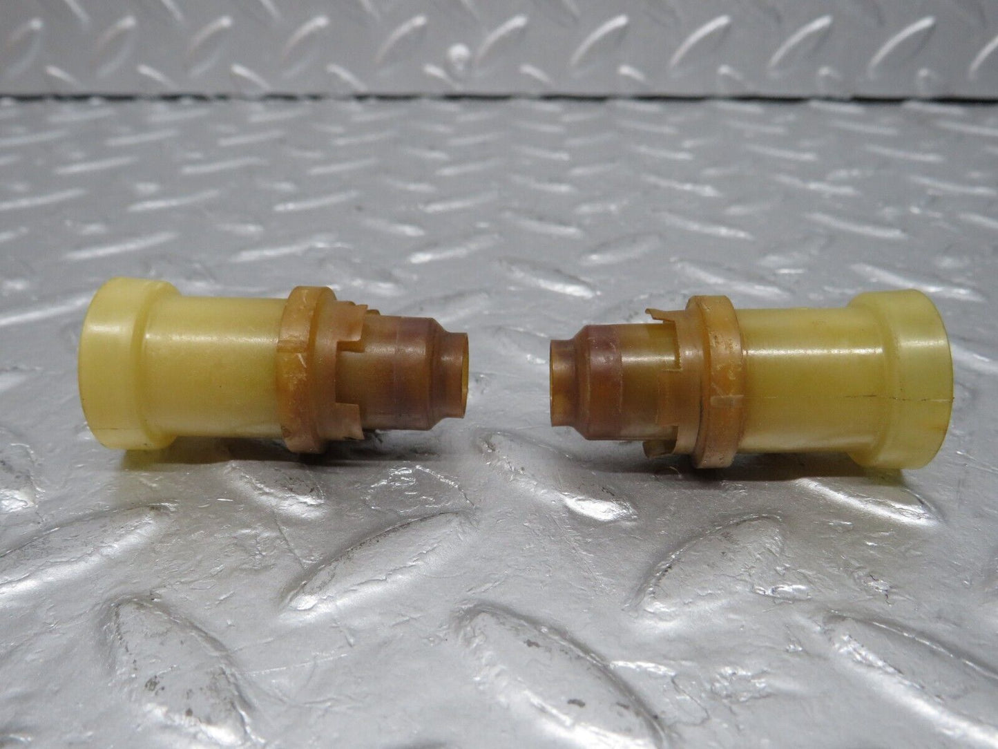 40171 Mercedes-Benz R107 350SL Coupe Fuel Injector Holder 2x