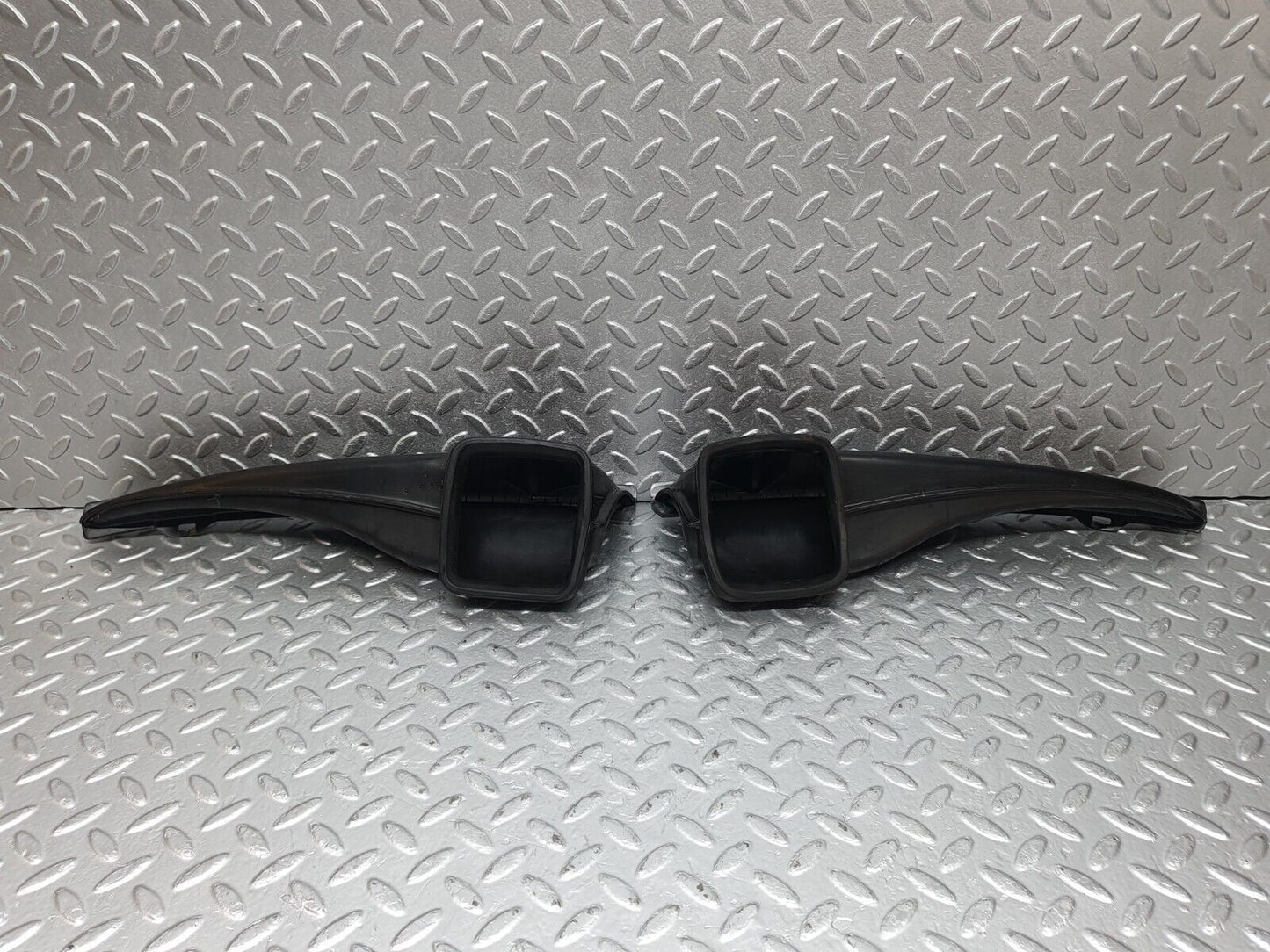 43886 Mercedes-Benz C123 230CE Coupe Air Duct Vent 2x 1238300219 1238300119