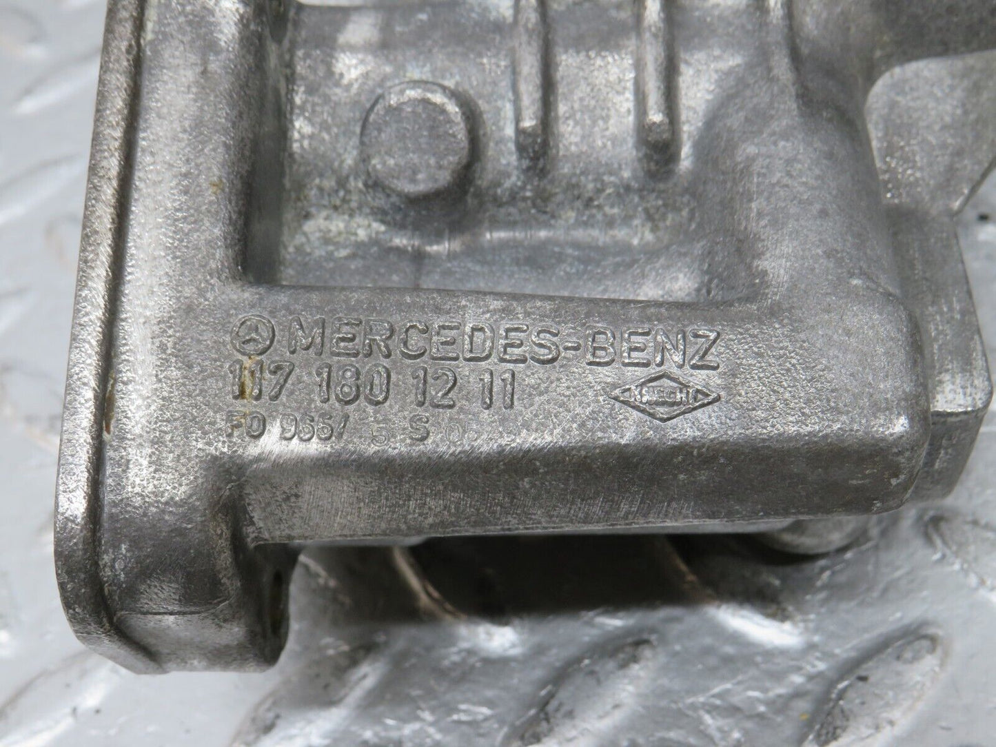 34510 Mercedes-Benz C126 380SEC Coupe Oil Filter Housing 1171801211