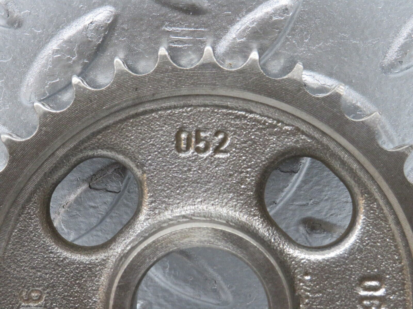 32949 Mercedes-Benz C107 R107 450 V8 Camshaft Timing Gear 1160520601