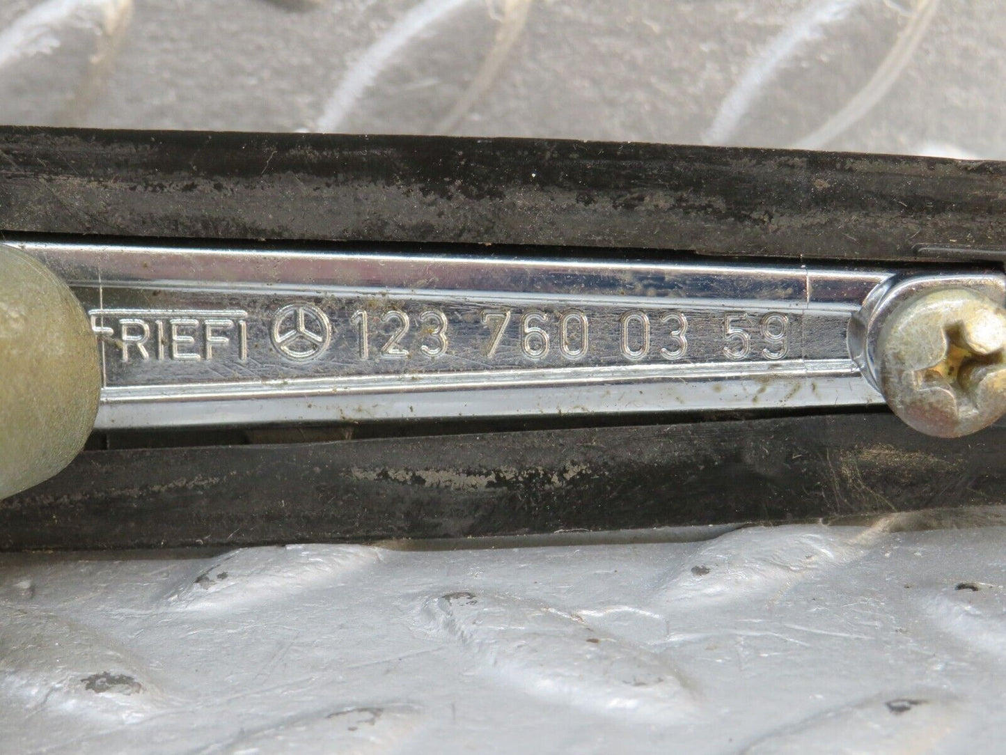 40618 Mercedes-Benz W123 300D Rear Left Exterior Door Handle 1237600359 1237660005